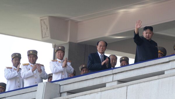 Лидер Северной Кореи Ким Чен Ын (справа) выступает во время военного парада