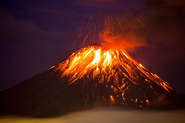 Извержение вулкана Тунгурауа в Эквадоре. 27 февраля 2016