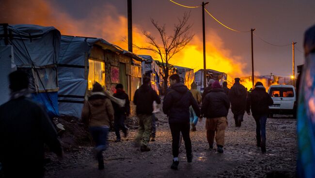 Снос лагеря мигрантов Джунгли во французском городе Кале. Архивное фото