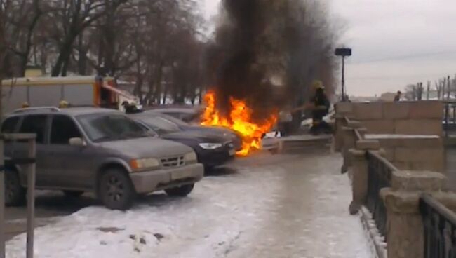 Горящую машину жены Шнурова сняли на видео