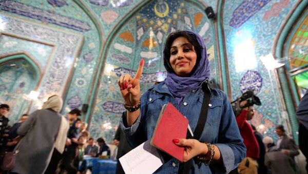 Девушка после голосования на парламентских выборах в Тегеране, Иран. Архивное фото