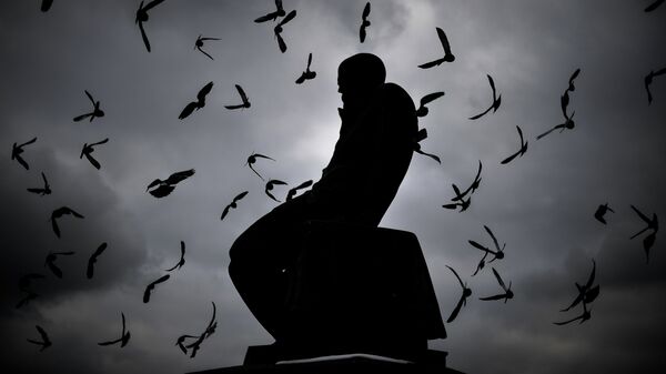 Памятник Ф.М. Достоевскому у здания Российской государственной библиотеки в Москве. Архивное фото