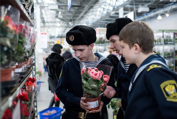 Посетители магазина Икея выбирают цветы в преддверии праздника 8 марта в Омске