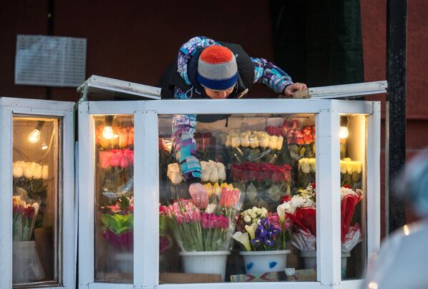 Предпраздничная торговля цветами на улице Лермонтова в Омске
