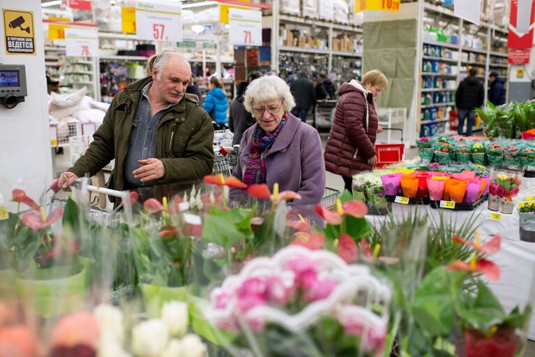 Посетители супермаркета Лента выбирают цветы в преддверии праздника 8 марта в Омске