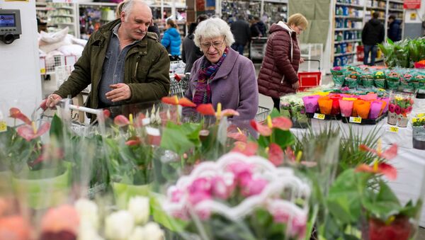 Посетители супермаркета Лента выбирают цветы в преддверии праздника 8 марта. Архивное фото