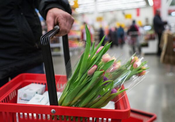Продажа цветов в гипермаркете торговой сети Ашан в преддверии праздника 8 марта в Омске