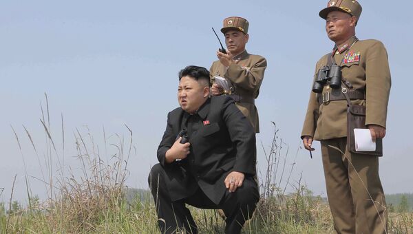 Лидер КНДР Ким Чен Ын руководит пуском ракет. Архивное фото
