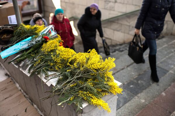 Предпраздничная торговля цветами на улице Лермонтова в Омске