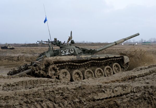 Танк Т-72Б3 17-й отдельной мотострелковой бригады 58-й армии на огневом рубеже во время соревнований по танковому биатлону