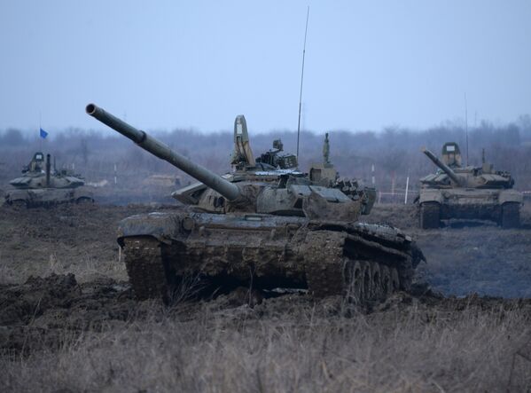 Танк Т-72Б3 17-й отдельной мотострелковой бригады 58-й армии на огневом рубеже во время соревнований по танковому биатлону