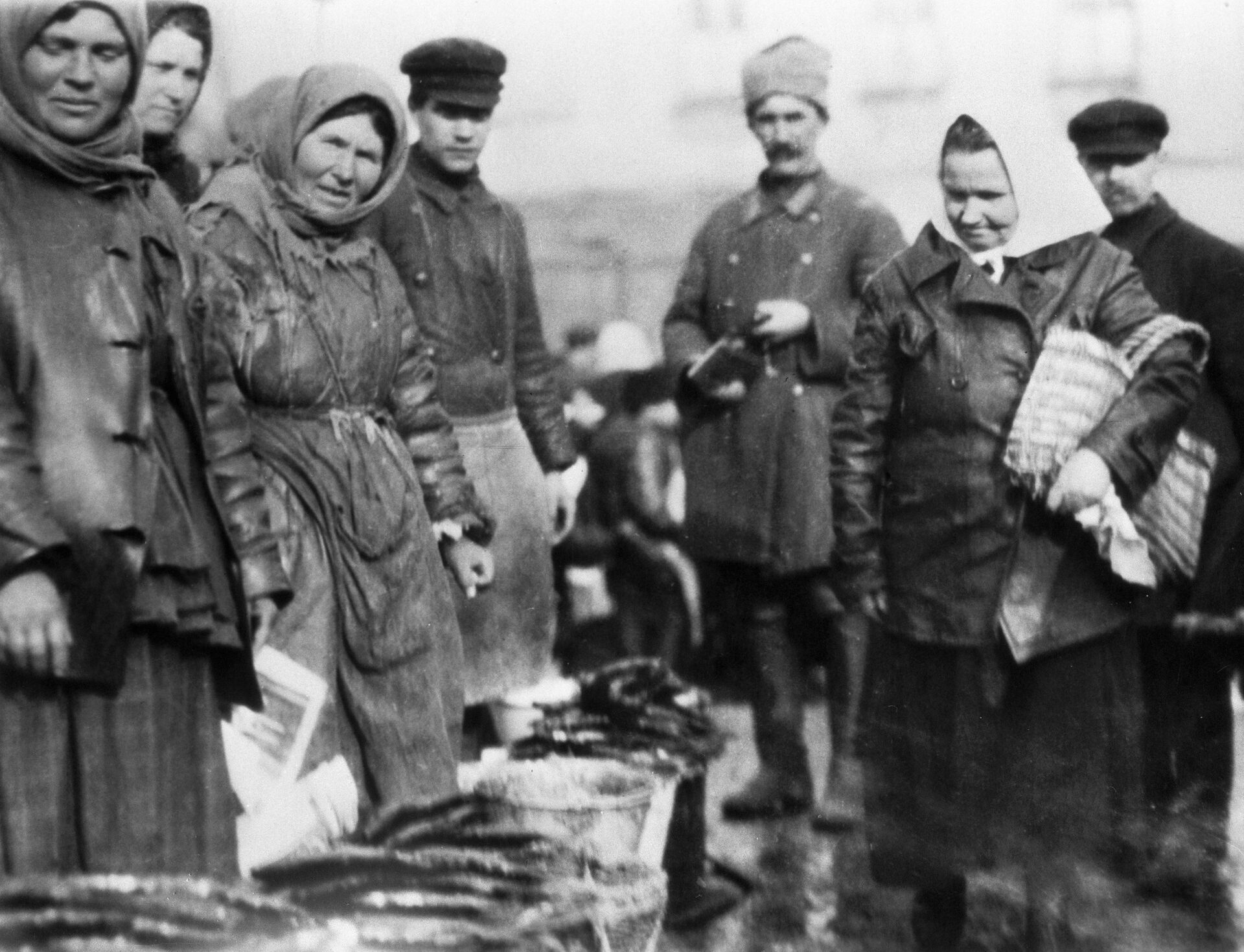 Торговки продают колбасу на Сухаревском рынке периода НЭПа - РИА Новости, 1920, 26.03.2021