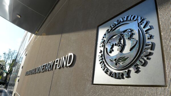 Табличка с логотипом Международного валютного фонда на стене здания МВФ. Архивное фото
