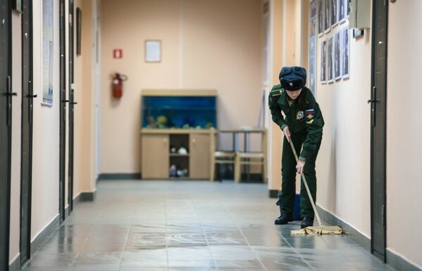 Девушка-курсант моет полы в общежитии Военно-космической академии имени А.Ф. Можайского в Санкт-Петербурге