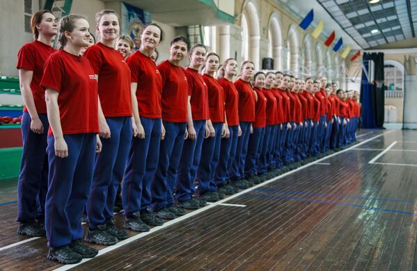 Девушки-курсанты на занятиях по физической подготовке в Военно-космической академии имени А.Ф. Можайского в Санкт-Петербурге