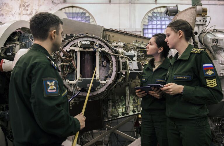 Учебные занятия с девушками-курсантами Военно-космической академии в Санкт-Петербурге