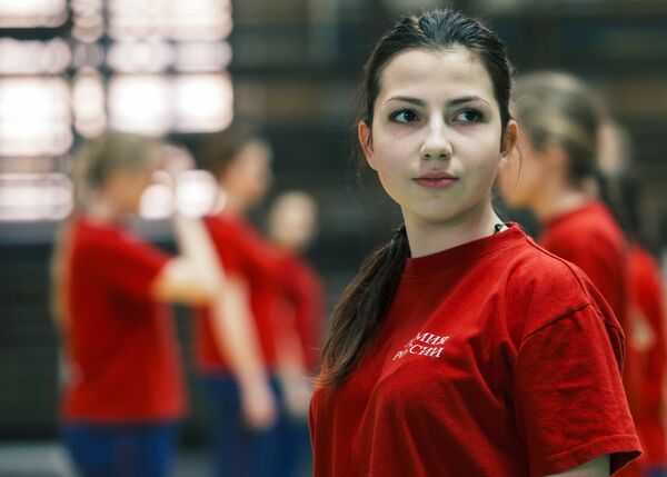 Девушка-курсант на занятиях по физической подготовке в Военно-космической академии имени А.Ф. Можайского в Санкт-Петербурге