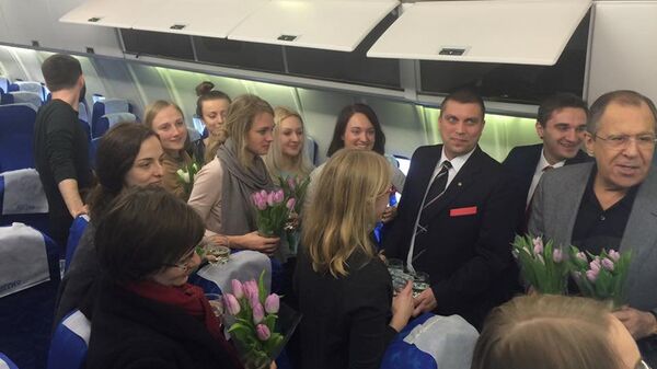 Министр иностранных дел России Сергей Лавров поздравил женскую часть журналистского пула с наступающим 8 Марта