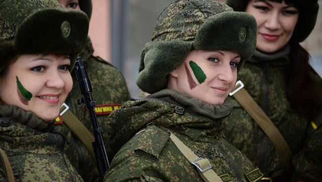 Конкурс для женщин-военнослужащих Макияж под камуфляж. Архивное фото