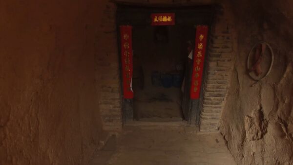 Подземная деревня в Китае, обитаемая с древних времен. Съемка с дрона