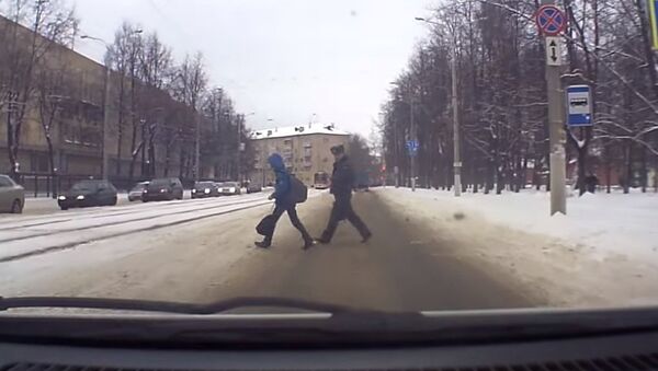 Белорусский милиционер заслонил собой ребенка от машины