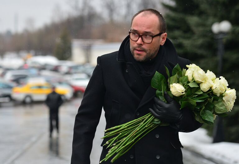 Актер Максим Аверин во время прощания с заслуженной артисткой России Натальей Крачковской