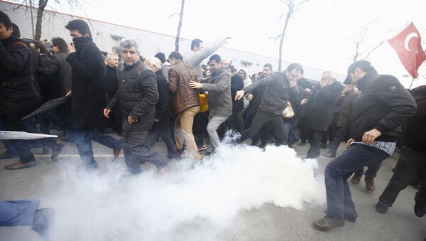 Разгон турецкой полицией протестующих сотрудников оппозиционной газеты Zaman, 5 марта 2016