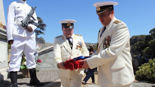 Экипаж судна ВМФ РФ Адмирал Владимирский возложил цветы к могиле русских моряков в ЮАР