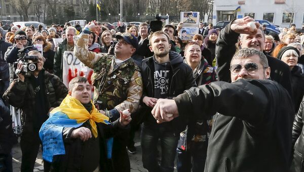 Протестующие бросают яйца в посольство России в Киеве, Украина. 6 марта 2016 года