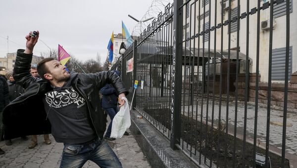 Участник акции протеста у здания посольства России в Киеве