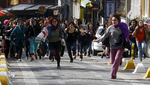 Разгон женской демонстрации в Стамбуле