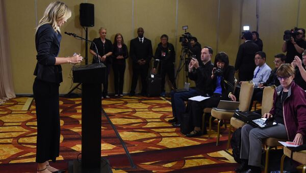 Российская теннисистка Мария Шарапова дает экстренную пресс-конференцию в Лос-Анджелесе