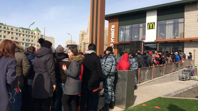 Открытие первого в Казахстане ресторана быстрого питания McDonald's