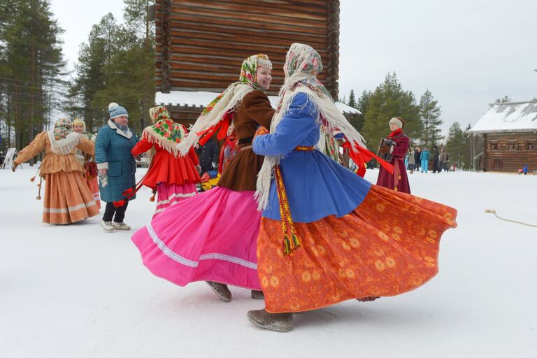 Участники фольклорно-этнографического театра Новиця