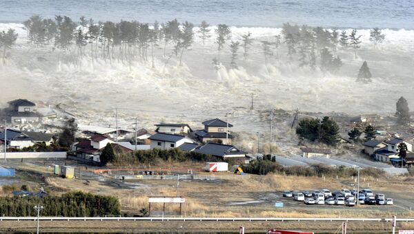 Снимок последствий цунами 11 марта 2011 (вверху) и снимок 18 февраля 2016 (внизу) в Японии
