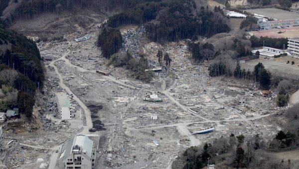 Снимок последствий цунами 22 марта 2011 (вверху) и снимок 4 марта  2016 (внизу) в Японии