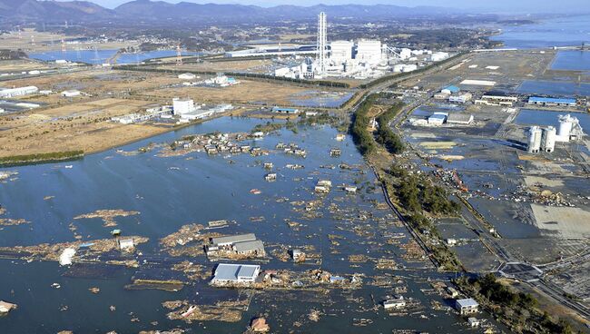 Снимок последствий цунами 12 марта 2011 (вверху) и снимок 2 марта 2016 (внизу) в Японии Снимок последствий цунами 12 марта 2011 (вверху) и снимок 2 марта 2016 (внизу) в Японии