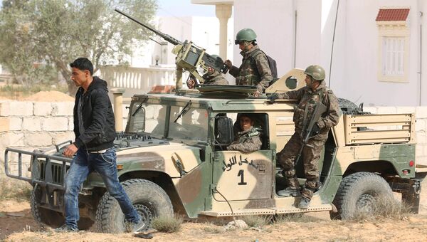 Военные патрулируют город Бен-Гардан после нападения боевиков ИГИЛ, Тунис