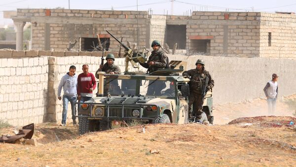Военные патрулируют город Бен-Гардан после нападения боевиков ИГИЛ, Тунис