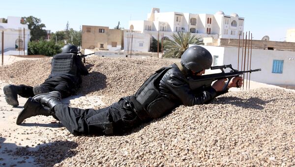 Сотрудники полиции во время нападения боевиков ИГИЛ на город Бен-Гардан, Тунис