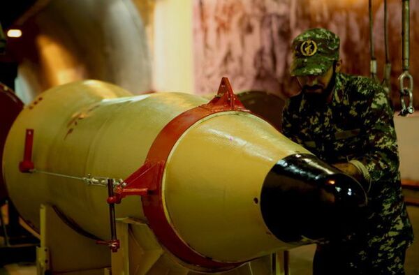 Военнослужащий проверяет баллистическую ракету перед тестовыми испытаниями в Иране