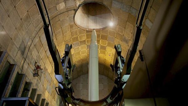 Баллистическая ракета в подземном шахте перед тестовыми испытаниями в Иране