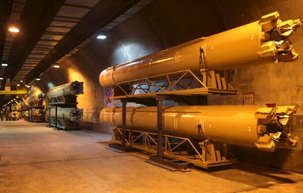 Баллистические ракеты в подземном хранилище перед тестовыми испытаниями в Иране
