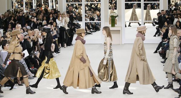 Показ коллекции Карла Лагерфельда для Chanel во время недели моды прет-а-порте в Париже. Март 2016
