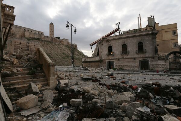 Поврежденные здания рядом со стенами Цитадели Алеппо. 2014 год