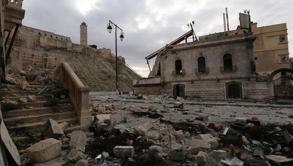 Поврежденные здания рядом со стенами Цитадели Алеппо. Сирия. Архивное фото