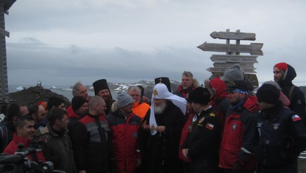 Патриарх Московский и всея Руси Кирилл общается с участниками экспедиции во время визита на российскую полярную станцию Беллинсгаузен на острове Ватерлоо в Антарктиде