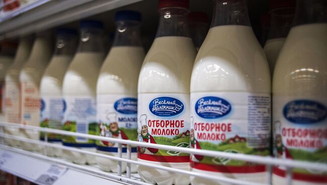 Молочная продукция на прилавке магазина в Москве