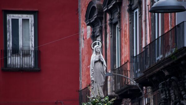 Статуя на одной из улиц Неаполя. Архивное фото