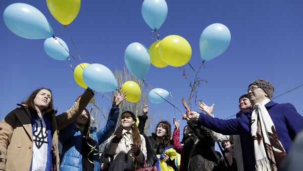 Жители Симферополя запускают воздушные шары в честь украинского поэта Тараса Шевченко. 2015 год